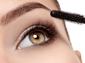 Wimpern werden mit Mascara angemalt