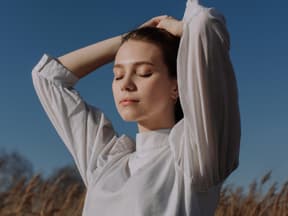 Frau mit wunderschönen Glow im Kornfeld