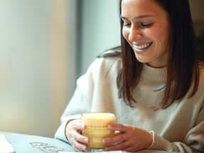 Frau trinkt Goldene Milch