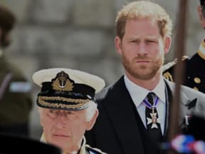 König Charles III. und Prinz Harry bei der Beerdigung von Queen Elizabeth II. in 2022. 