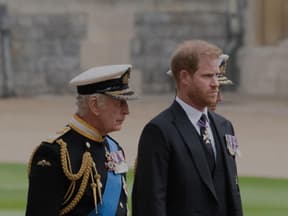 König Charles und Prinz Harry bei der Beerdigung von Queen Elizabeth II..