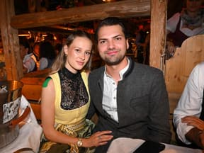 Laura Marie Geissler und Jimi Blue Ochsenknecht posieren beim Oktoberfest Arm in Arm in Tracht