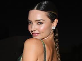 Miranda Kerr schaut über Schulter