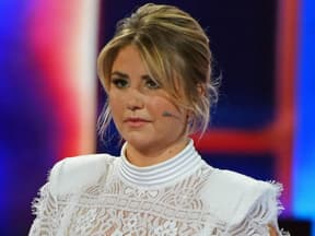 Beatrice Egli guckt genervt, weißes Kleid