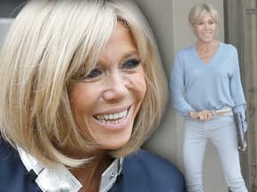 Brigitte Macron lacht fröhlich - im Hintergrund in Jeans vorm Elysée Palast