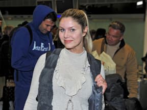 Yvoenne Woelke am Flughafen, im Hintergrund Lucas Cordalis und Peter Klein