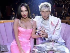 Meghan Fox und Machine Gun Kelly bei einem Event.