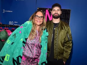 Natascha Ochsenknecht und Jimi Blue Ochsenknecht stehen nebeneinander und gucken ernst