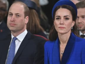 Prinz William und Prinzessin Kate schauen ernst