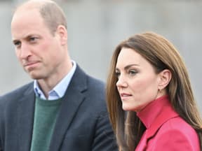 Prinz William und Prinzessin Kate schauen ernst