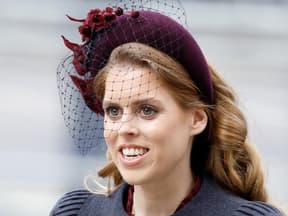 Prinzessin Beatrice lächelt. 