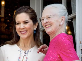 Prinzessin Mary und Königin Margrethe lachen zusammen. 