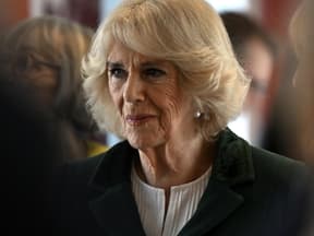 Queen Consort Camilla schaut ernst. 