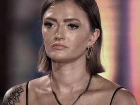 Saskia guckt beim "Bachelor" ernst