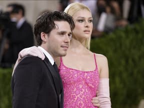 Brooklyn und Nicola Peltz-Beckham ernst auf dem roten Teppich