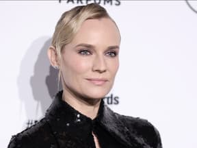 Diane Kruger posiert vor einer weißen Wand