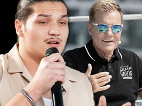 Isa singt bei DSDS in Mikrofon, Dieter Bohlen lächelt und trägt eine Sonnenbrille