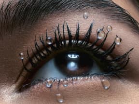 Nasse Wimpern mit Mascara