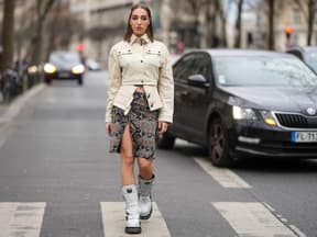 Frau in Animal Print Rock bei der Fashion Week 