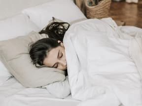 Frau schläft im Bett