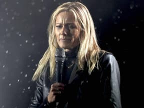 Helene Fischer guckt gequält im Regen