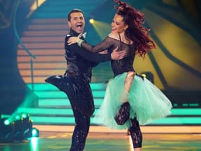 Christina Luft und Ali Güngörmüş tanzen bei "Let's Dance" und lachen