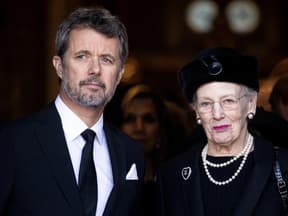 Kronprinz Frederik mit seiner Mutter Königin Margrethe von Dänemark.