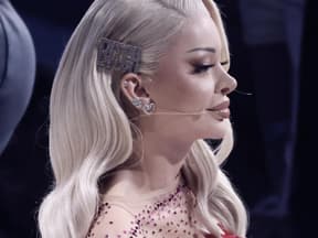 Katja Krasavice bei DSDS von der Seite, guckt ernst