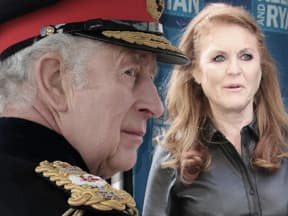 König Charles trägt eine Mütze und guckt ernst zur Seite, Sarah Ferguson guckt geschockt