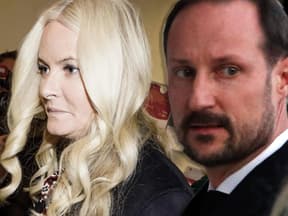 Mette-Marit guckt nach unten, Prinz Haakon guckt geschockt über die Schulter