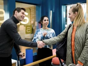 Deniz und Ava reichen sich bei "Alles was zählt" die Hand, Leyla im Hintergrund