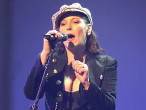 AnNa R. von Rosenstolz singt am Mikrofon