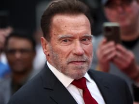 Arnold Schwarzenegger guckt ernst zur Seite