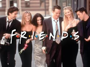 Der "Friends"-Cast läuft gemeinsam durch eine Straße