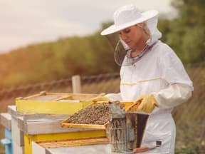 Imkerin mit Bienenwaben