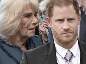 Königin Camilla guckt geschockt, Prinz Harry guckt genervt