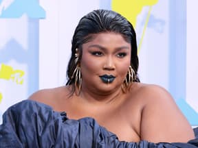 Lizzo bei den VMAs mit blauem Lippenstift