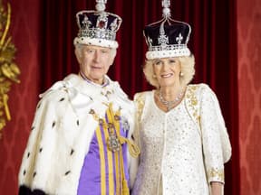 Offizielles Krönungsfoto König Charles III. - Charles und Königin Camilla gemeinsam