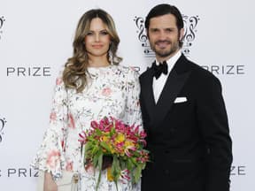 Prinzessin Sofia mit Blumenstrauß in der Hand und Prinz Carl Philip auf einem Event