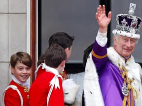 Prinz George und König Charles III. auf dem Balkon des Buckingham-Palasts.. 