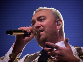 Sam smith singt mit Mikro in der Hand