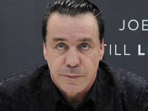 Till Lindemann guckt ernst