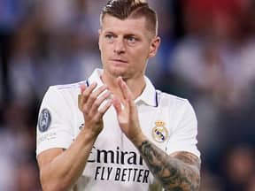 Toni Kroos klatscht