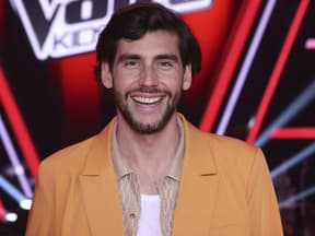 Alvaro Soler grinst am Set von "The Voice Kids"