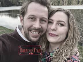 "Bauer sucht Frau"-Paar Arne und Antje glücklich - mit Logo