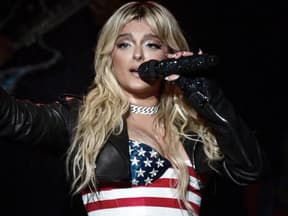 Bebe Rexha singt in ein schwarzes Glitzer-Mikrofon