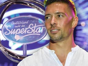 Ramon Roselly skeptisch, DSDS-Pokal im Hintergrund