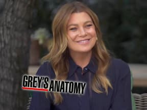 Ellen Pompeo grinst, vor ihr schwebt das "Grey's Anatomy"-Logo