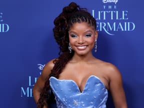 Halle Bailey posiert für Fotografen