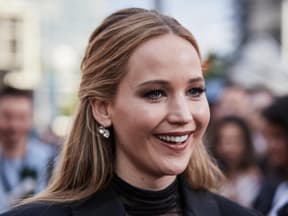 Jennifer Lawrence strahlt in Berlin in die Kamera.